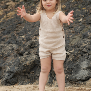 Bebé vistiendo el Set Vanilla Breeze, un conjunto tejido de algodón beige vainilla, compuesto por short y camiseta sin mangas.