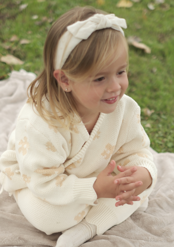 Detalle Outfit 4 prendas Flores de Canela.