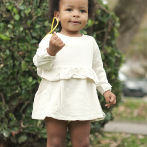 Conjunto para bebé Set Menta y Coco, incluye ranita de flores verdes y camisa estilo vestidito en algodón orgánico.