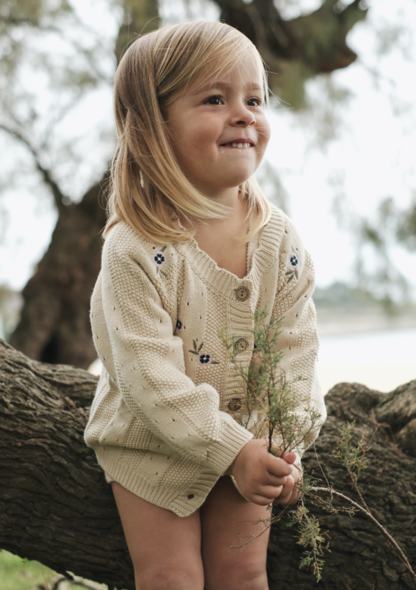 Set Jardín Tivoli de 2 piezas para bebé, cardigan con botones de madera y body sin mangas en color vainilla natural, 100% algodón orgánico